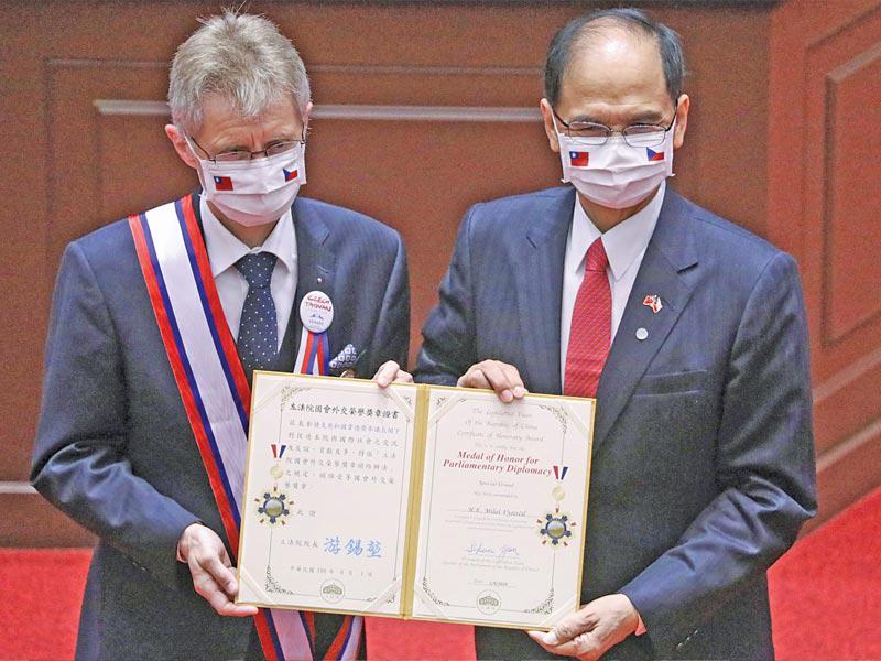 حصول ميلوس فيسترسيل على «ميدالية دبلوماسية الكونغرس الفخرية» من الهيئة التشريعية في تايوان