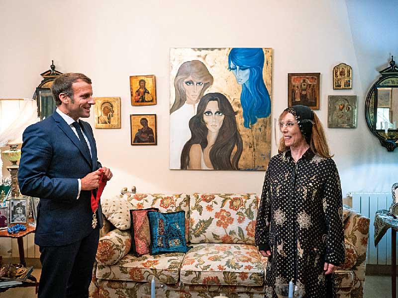 ماكرون يقلد السيدة فيروز وسام جوقة الشرف في منزلها بالرابية أمس الأول