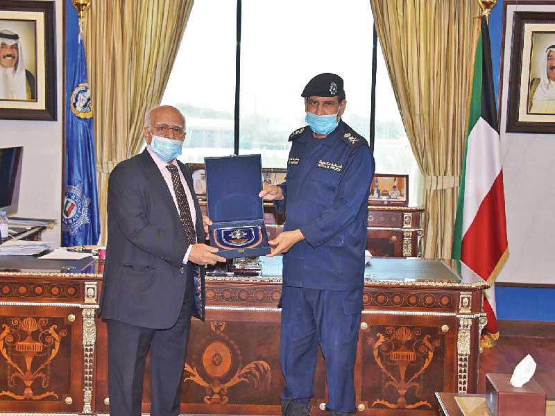 وكيل وزارة الداخلية الفريق عصام النهام مكرماً رئيس مجلس إدارة جمعية الصداقة الكويتية الإنسانية الكاتب أحمد الصراف