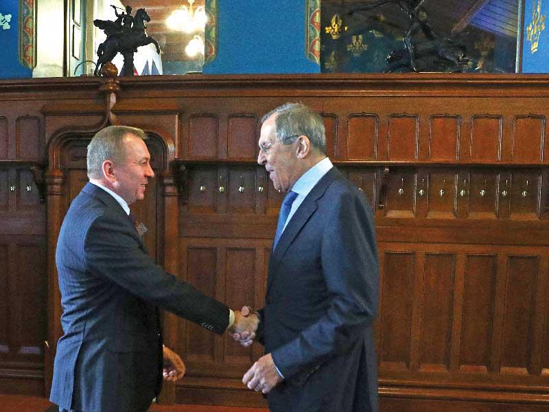 وزير خارجية بيلاروسيا فلاديمير ماكي مستقبلاً لافروف في موسكو أمس (ا ف ب)