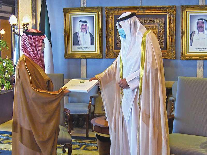 رئيس مجلس الوزراء سمو الشيخ صباح الخالد، خلال تسلمه أمس، رسالة خادم الحرمين الشريفين إلى سمو نائب الأمير ولي العهد الشيخ نواف الأحمد، من وزير خارجية السعودية الأمير فيصل بن فرحان.