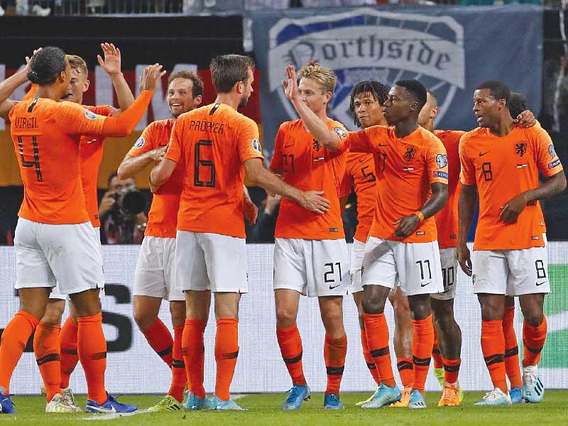 لاعبو المنتخب الهولندي خلال مباراة سابقة