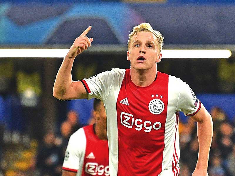 لاعب وسط فريق أياكس أمستردام دوني فان دي بيك