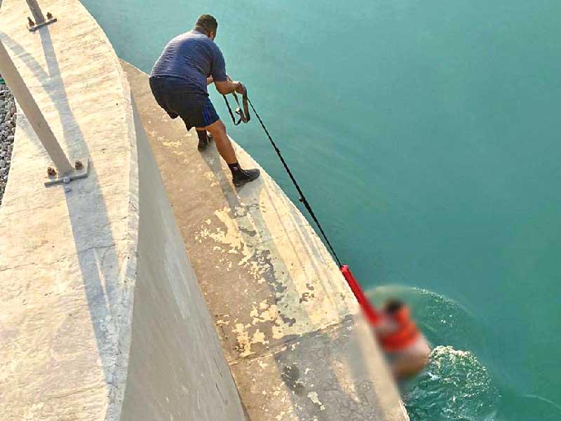 إنقاذ أحد العالقين بالتيارات المائية