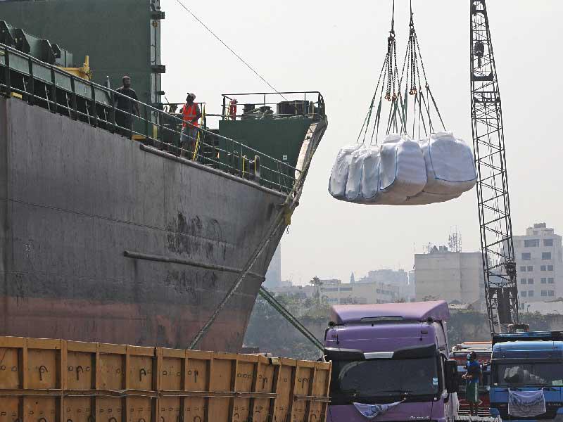 وصول مساعدات غذائية من برنامج الغذاء العالمي إلى بيروت أمس (رويترز)