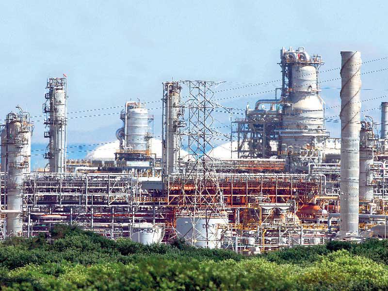 أسعار النفط تحوم قرب أدنى مستوى في عدة أسابيع 