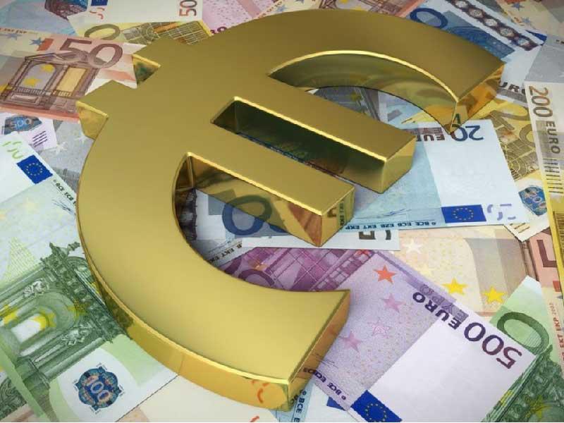 المستثمرون يقبلون على بيع اليورو 