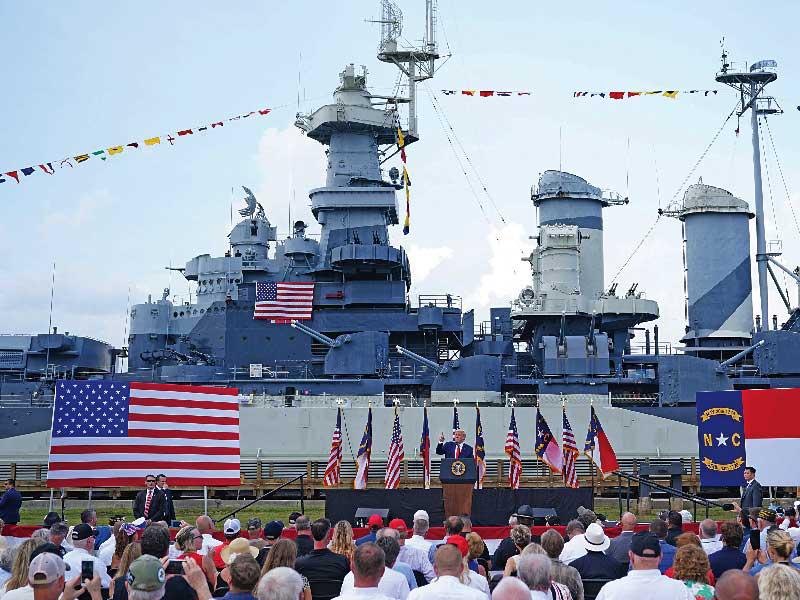 الرئيس دونالد ترامب يتحدث بمناسبة الذكرى 75 لنهاية الحرب العالمية الثانية أمام البارجة نورث كارولينا في ويلمنغتون أمس الأول t(أ ف ب)