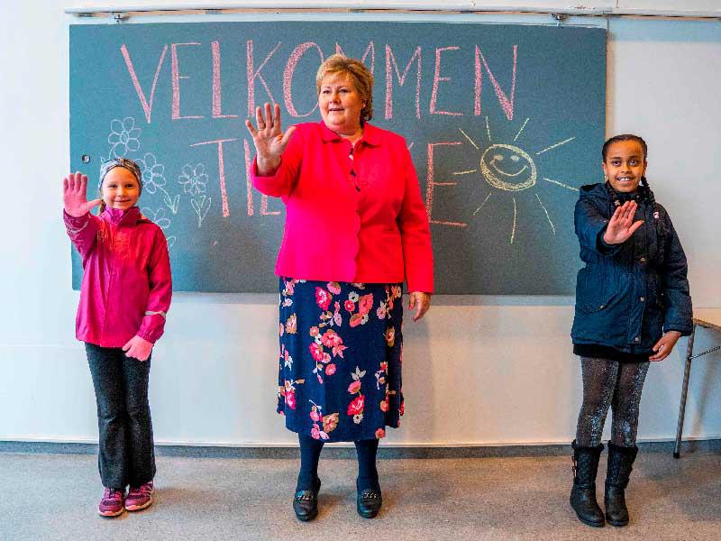  رئيسة وزراء النرويج إيرنا سولبرغ خلال مشاركتها انشطة الاطفال في احد المدارس