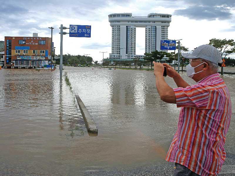  إعصار قوي محمل بأمطار غزيرة يضرب الكوريتين