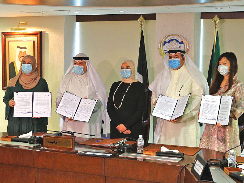 وزيرة الدولة للشؤون الاقتصادية وزيرة الشؤون الاجتماعية مريم العقيل تتوسط المشاركين خلال التوقيع 