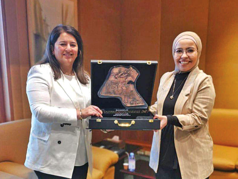  وزيرة الأشغال العامة وزيرة الدولة لشؤون الإسكان د. رنا الفارس تكرم المهندسة الكويتية جنان الشهاب