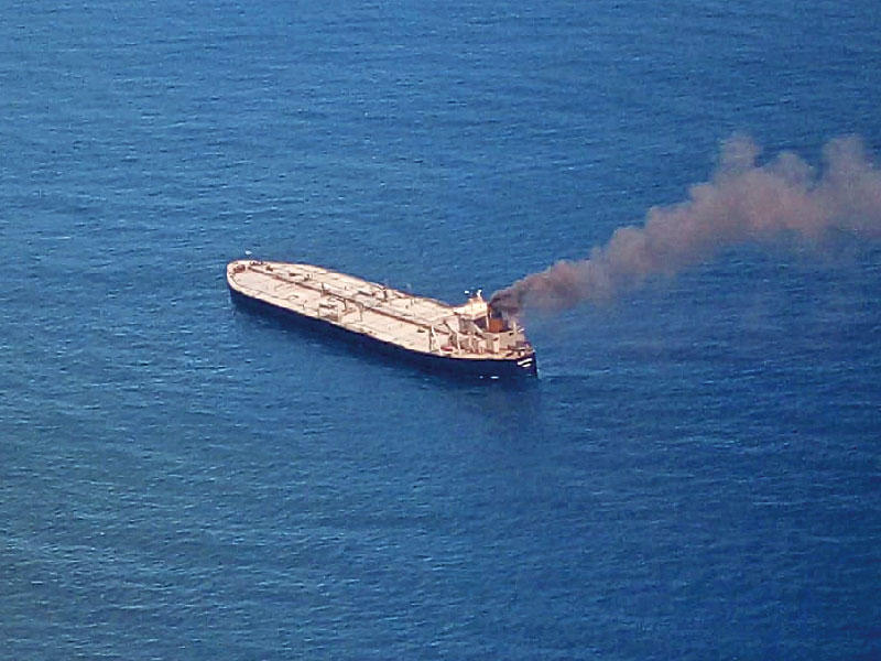 النيران تشتعل في الناقلة العملاقة «نيو دايموند» المتجهة إلى الهند أمس (رويترز)