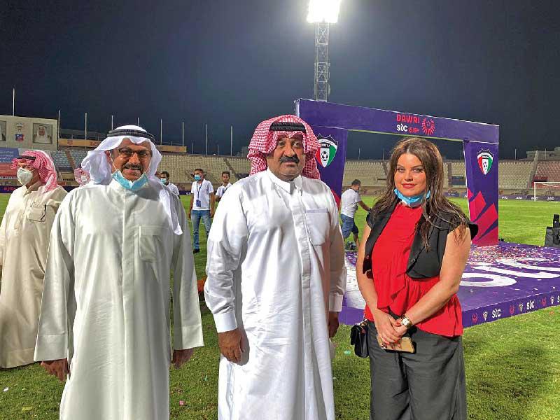 الشيخ أحمد اليوسف الصباح يتوسط دانة الجاسم وعصام السنعوسي 