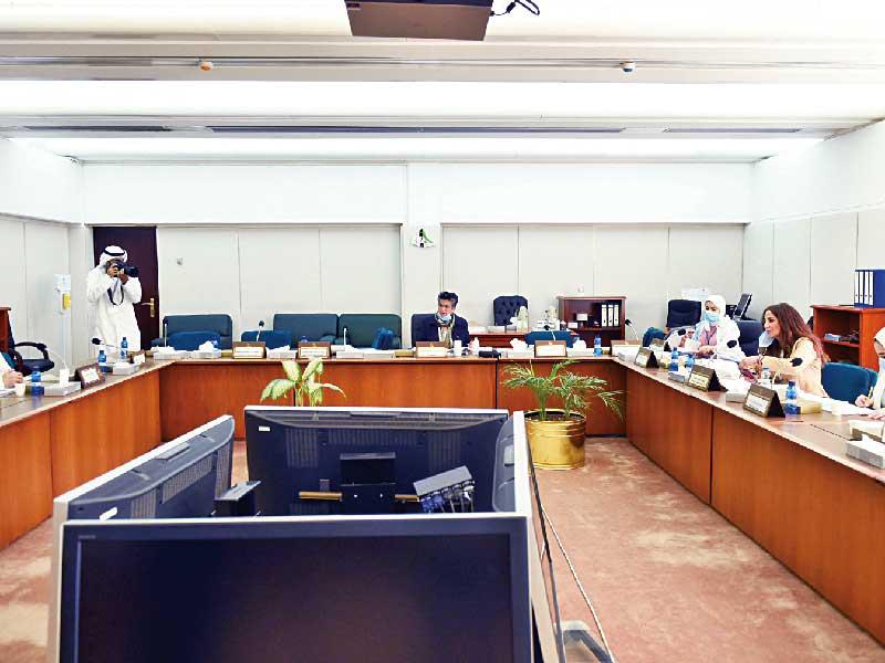 اللجنة المالية في اجتماع سابق