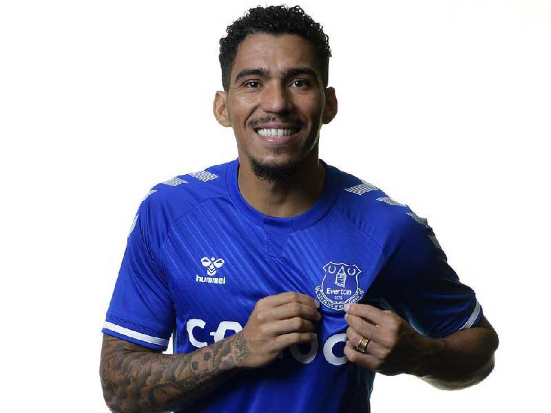 لاعب خط الوسط البرازيلي آلان 