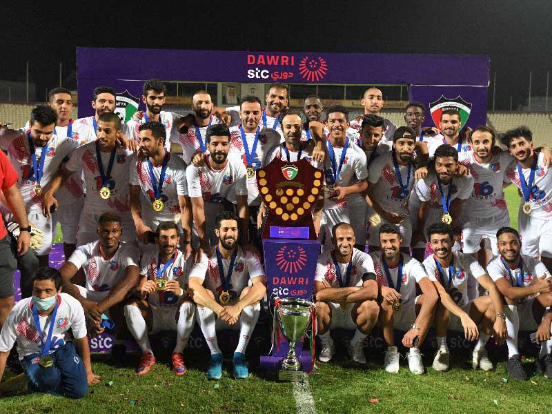 أبطال الأبيض وصورة جماعية مع درع الدوري