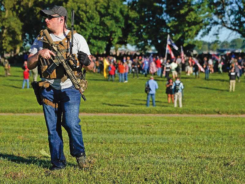 مسلحون من اليمين المتشدد خلال تجمع في لوسفيل في كنتاكي أمس (رويترز)