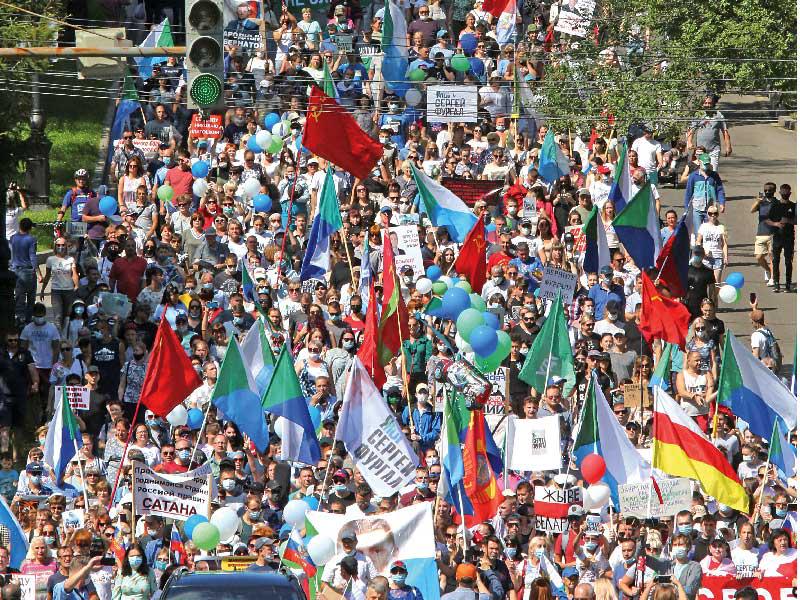 تظاهرة كبيرة ضد فلاديمير بوتين في خاباروفسك أمس (رويترز)