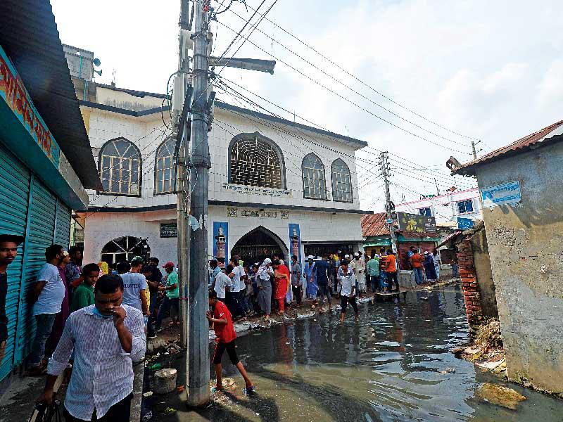 مقتل 12 بنغالياً بانفجار غاز داخل مسجد