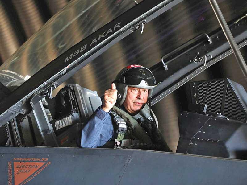 وزير الدفاع التركي على متن طائرة «إف 16» داخل قاعدة «اسكسير» الخميس الماضي t(رويترز)