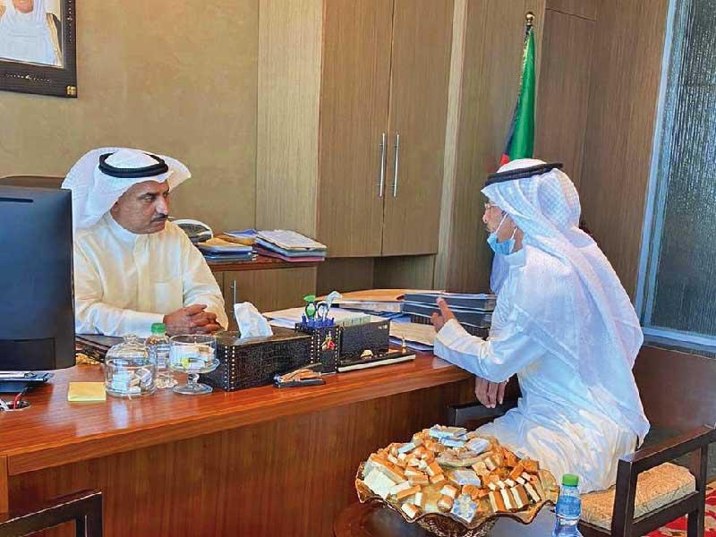 وزير التربية وزير التعليم العالي د. سعود الحربي مستقبلاً رئيس نقابة العاملين بوزارة التربية صالح العازمي