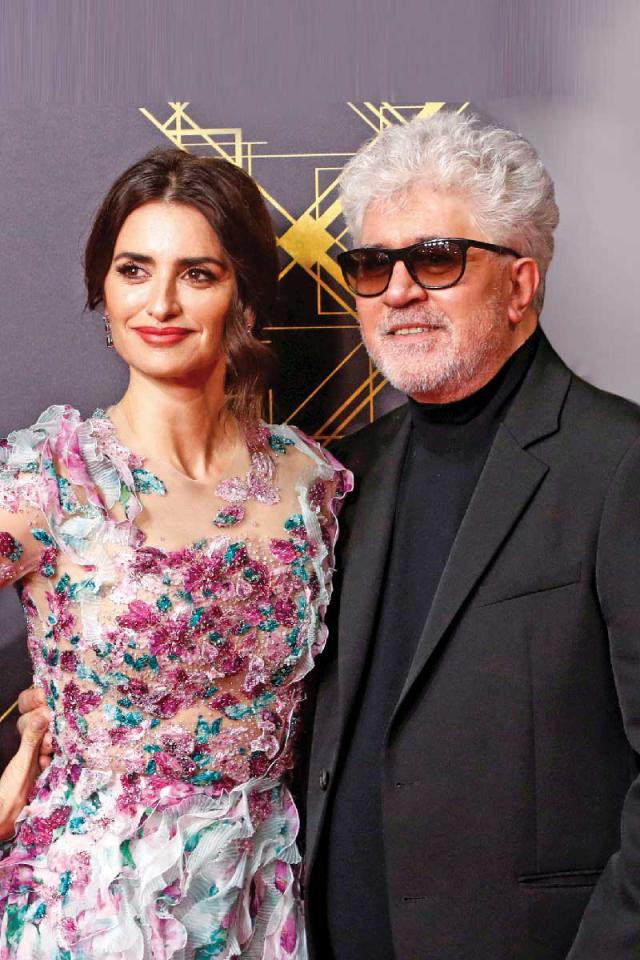النجمة بنيلوبي كروز والمخرج بيدرو ألمودوفار 