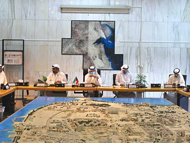 جانب من اجتماع اللجنة الفنية في البلدي أمس