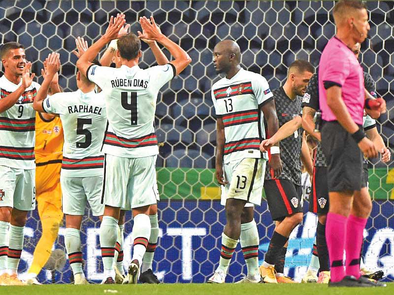 أندريه سيلفا نجم المنتخب البرتغالي يحتفل بعد إحراز هدف في مرمى كرواتيا