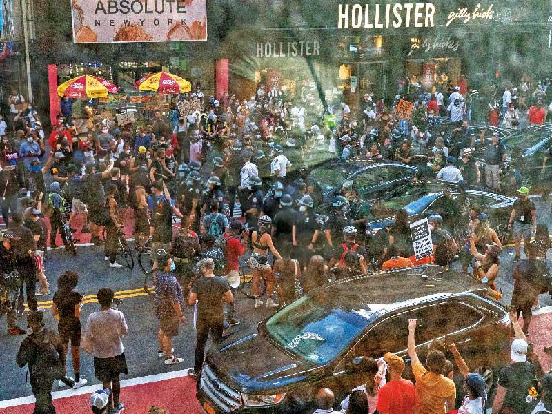 مسيرة تطالب ترامب ونائبه مايك بنس بمغادرة البيت الأبيض في مانهاتن أمس الأول (رويترز)