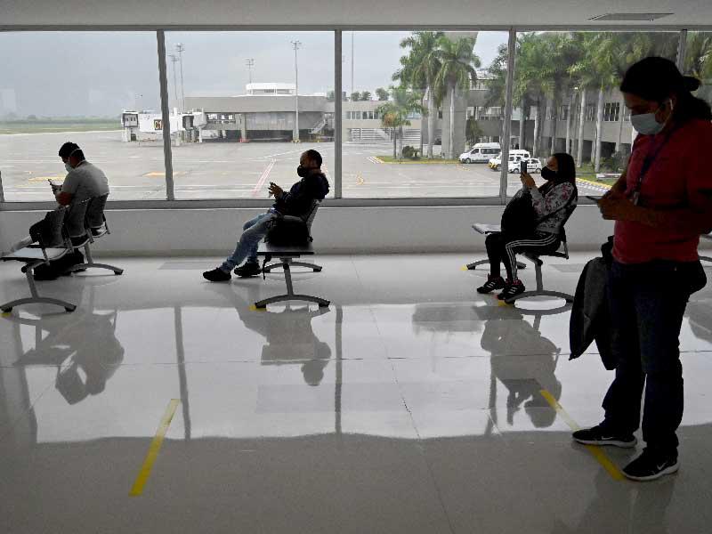 الالتزام بالاجراءات الصحية يسيطر على رواد المطار