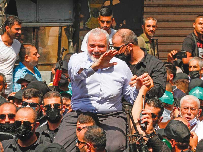 هنية محمولاً على الأكتاف في مخيم عين الحلوة امس (ا ف ب)