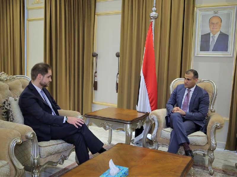 وزير الخارجية اليمني محمد الحضرمي خلال لقاء مع القائم بأعمال السفارة الألمانية لدى اليمن يان كرواسر