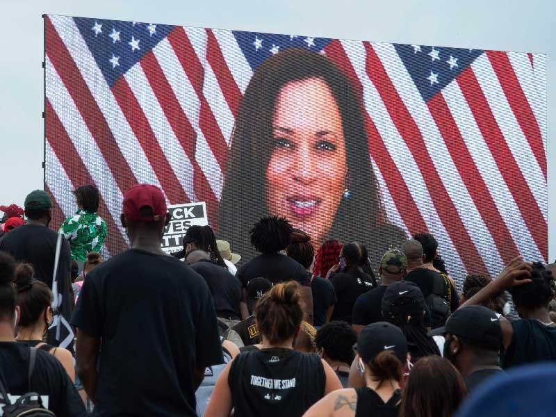 متظاهرون يشاهدون كلمة لهاريس ضد العنصرية الأسبوع الماضي (ا ف ب)