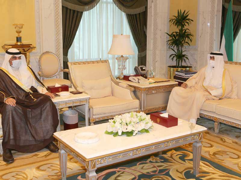 نائب الأمير مستقبلاً رئيس الوزراء أمس