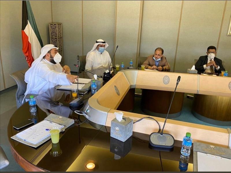 وزير الصحة خلال اجتماعه مع الأطباء أمس 