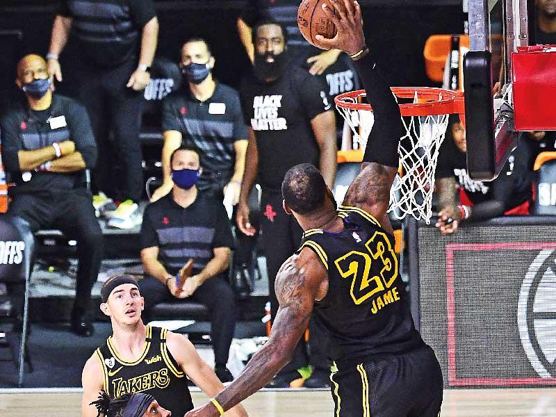 ليبرون جيمس نجم ليكرز يسجل في سلة باكس