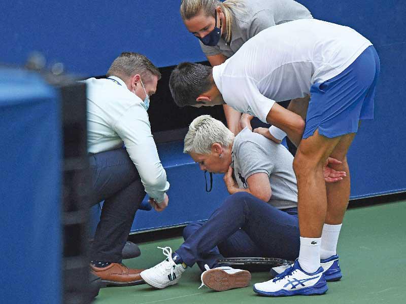 ديوكوفيتش يطمئن على سلامة الحكمة التي تعرضت للإصابة بالكرة