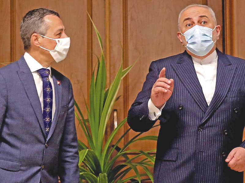 وزير الخارجية الإيراني محمد جواد ظريف ووزير الخارجية السويسري إغناسيو كاسيس  في طهران أمس (ا ف ب)