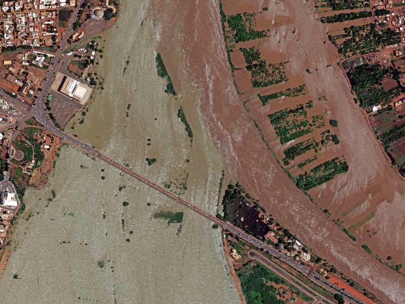 صورتان متداولتان على مواقع التواصل لمياه الفيضانات في الخرطوم