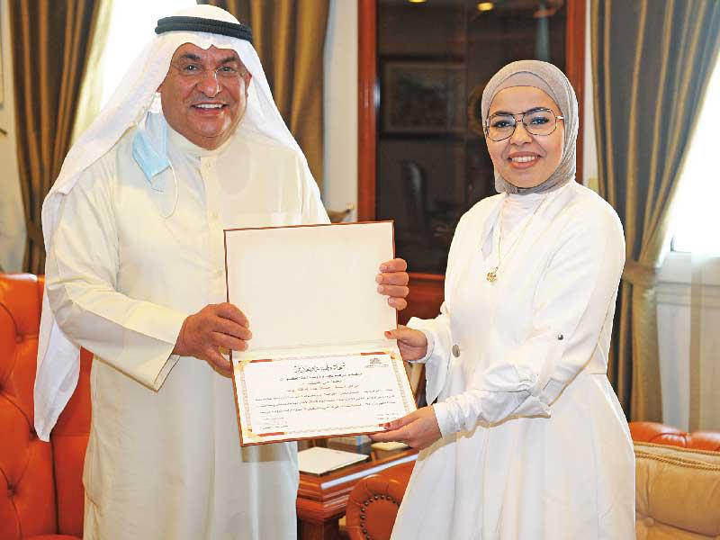 رئيس غرفة تجارة وصناعة الكويت محمـد جاسم الصقر مكرماً جنان الشهاب