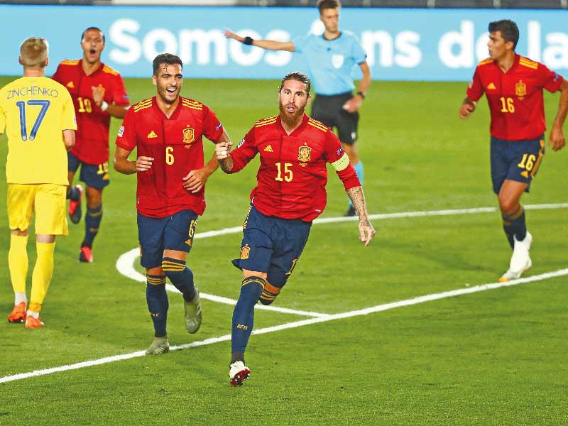 راموس نجم المنتخب الإسباني يحتفل بهدفه
