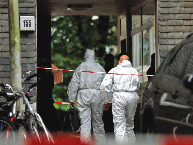  المحققون الجنائيون يغلقون موقع الجريمة