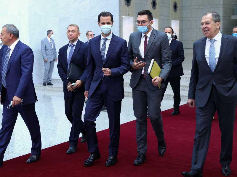 الرئيس السوري بشار الأسد مستقبلاً وزير الخارجية الروسي سيرغي لافروف وبوريسوف قبل اجتماعهم في دمشق أمس (أ ف ب)n