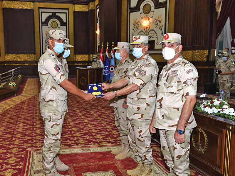  وزير الدفاع محمد زكي يكرّم جندياً بالجيش الثاني أمس (المتحدث العسكري)