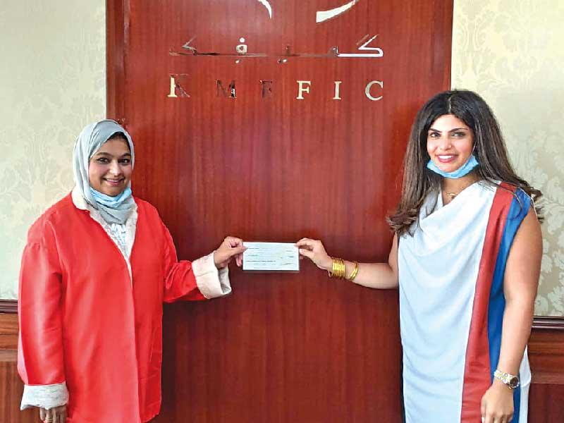 دانا النصف تسلم مساهمة الشركة لممثل جمعية الهلال الأحمر