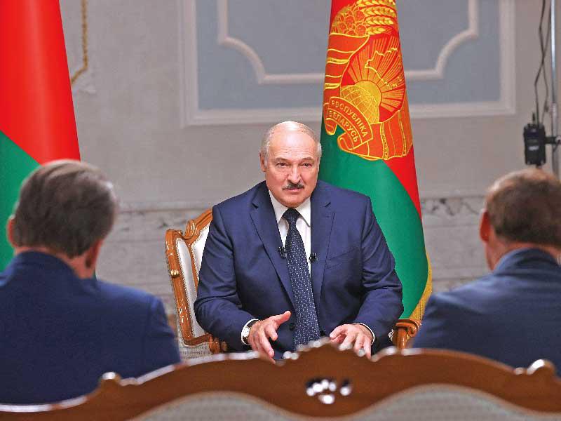 لوكاشينكو خلال حديثه مع وسائل الإعلام الروسية في مينسك أمس (رويترز)