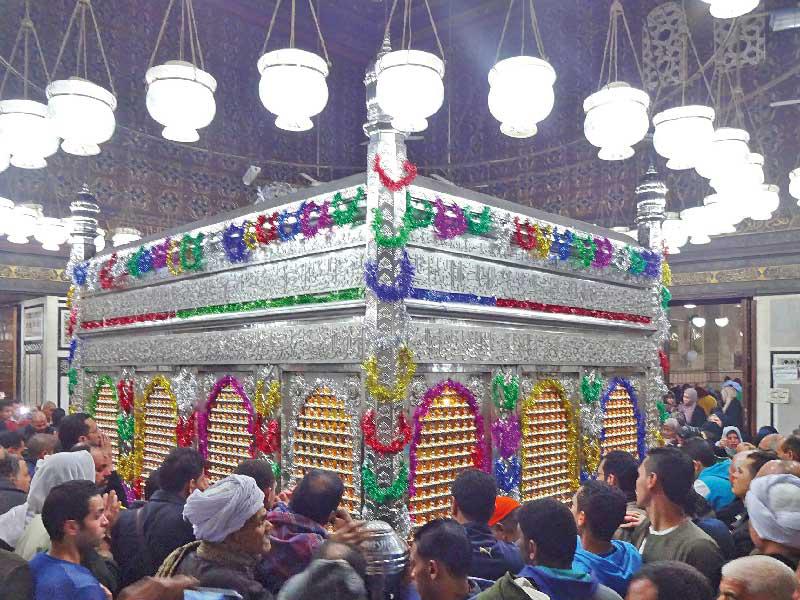 مَن سرق «ثُريّات» مسجد الحسين في مصر