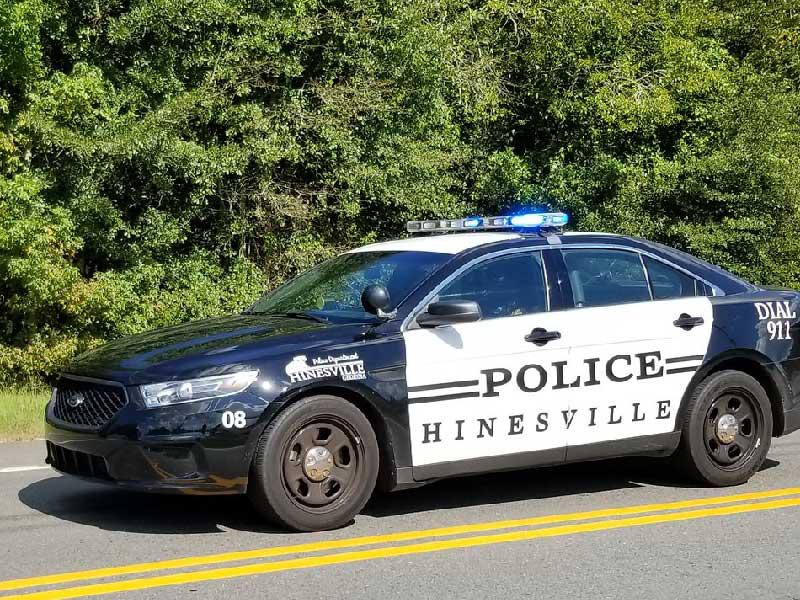 ماعزة تأكل الوثائق في سيارة الحكومة