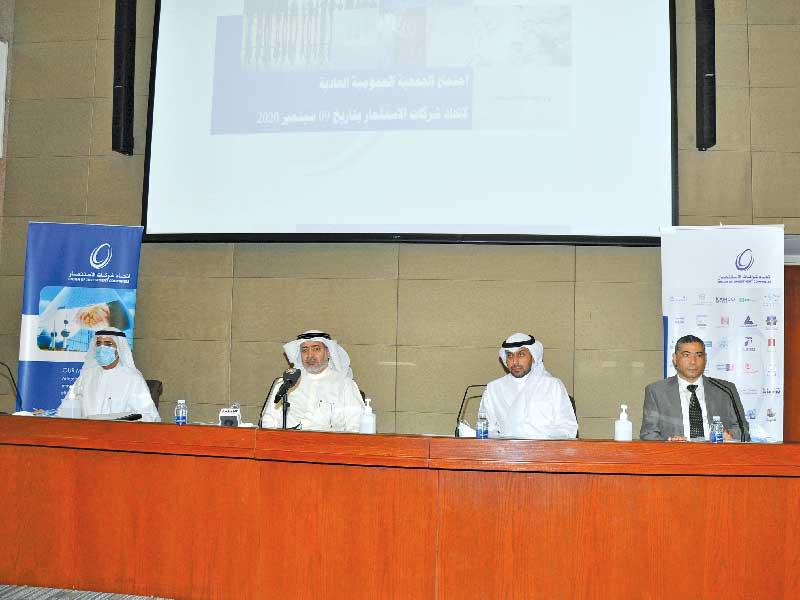 صالح السلمي وعبدالله التركيت في الوسط خلال الجمعية العمومية للاتحاد (تصوير ميلاد غالي)